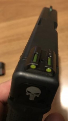 Buenas.

Vendo pistola Glock-23 del Cal. 40 SW con muy pocos tiros, muy bien cuidada y con un montón de 00