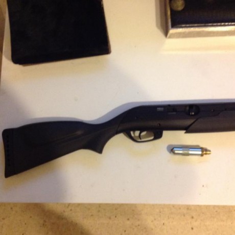 Se vende Gamo Extreme CO2, cal 4,5,  con adaptador para carga de 12 gr, en muy buen estado.
Precio 150€ 02