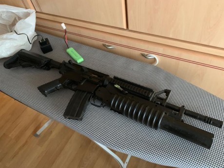 Me encargan que venda por aquí una replica de airsoft del Stey AUG (de Jing Gong), el cual adjunto en 02