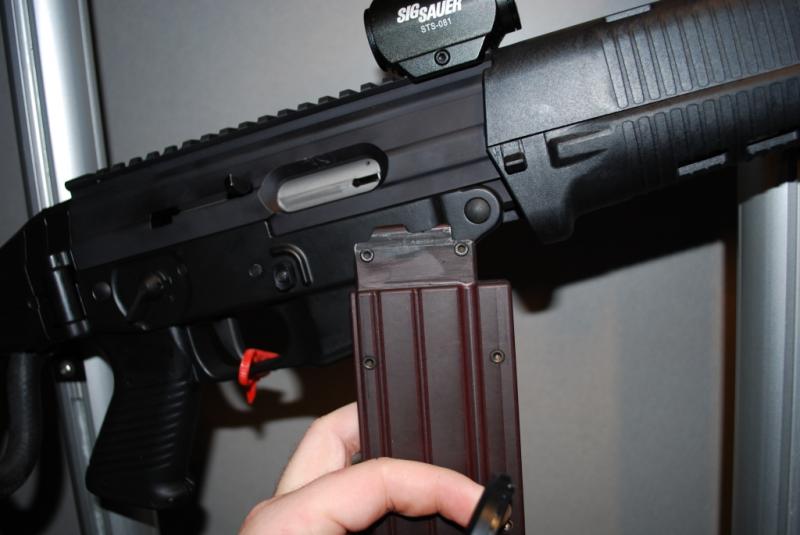 Creo recordar que en su dia se dijo que tambien veria la luz un modelo de fusil Sig en .22 no? alguien 60