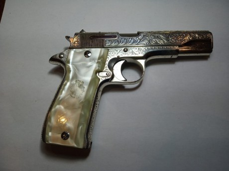Buenas compañer@s. Vendo esta pistola artistica con grabados de la casa, es del año 1946, su conservacion 01