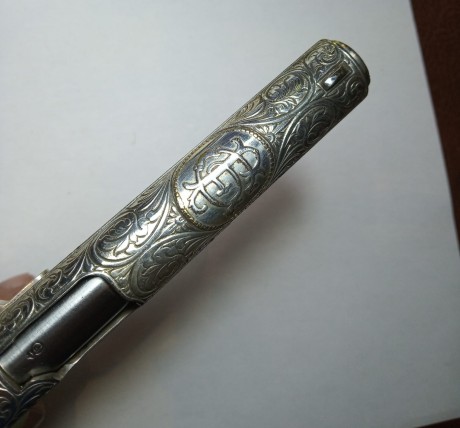 Buenas compañer@s. Vendo esta pistola artistica con grabados de la casa, es del año 1946, su conservacion 00
