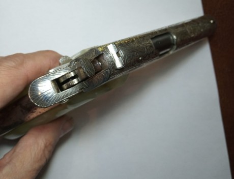 Buenas compañer@s. Vendo esta pistola artistica con grabados de la casa, es del año 1946, su conservacion 12