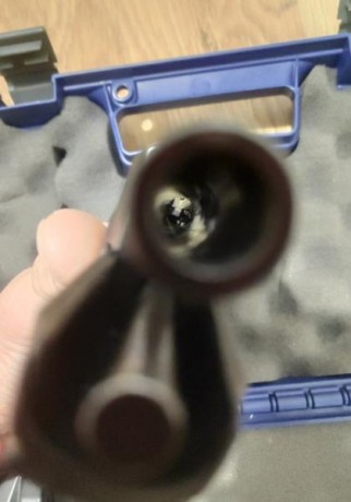 Vendo Pistola en perfecto estado. Con muy pocos disparos. Se puede ver y probar. Retenida del cargador 01