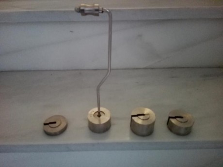 Vendo este Kit de pesagatillos .Compuesto por 4 pesas ( 500gr. + 500gr. + 360gr. + 140gr ). Fabricado 01