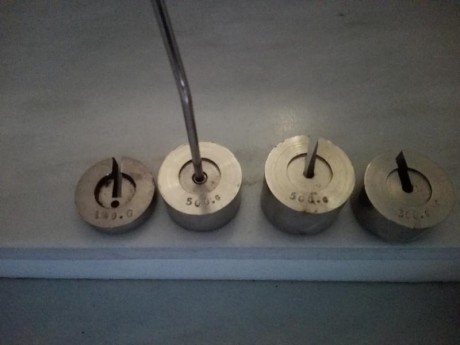 Vendo este Kit de pesagatillos .Compuesto por 4 pesas ( 500gr. + 500gr. + 360gr. + 140gr ). Fabricado 00