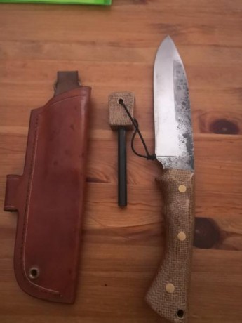 Cuchillo artesanal hecho a mano completamente acero al carbono 9260 micarta arpillera  y liner rojos ferrocerio 01