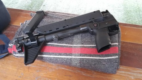 Se vende carabina Kel Tec Sub2000 9 mm, incluye un cargador limitado. Precio 700 €, portes no incluidos. 01