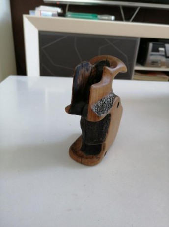 Se hizo para un revolver llama con el que tiré durante 19 años allá por los 90.. Ya no tiro. Está perfecta 00