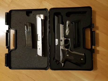 Hola a todos,

Muy a mi pesar vendo mi Sig Sauer Xfive Allround 9mm y el kit del 22LR.

Lleva 5 cargadores 20