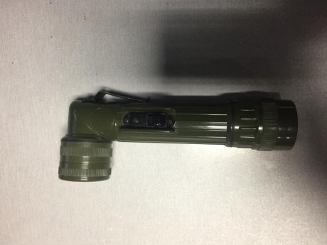 Se vende linterna ejército español/ejército de Tierra, años 80/90, nueva, con filtros de colores, pilas 00
