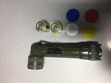 Se vende linterna ejército español/ejército de Tierra, años 80/90, nueva, con filtros de colores, pilas 11