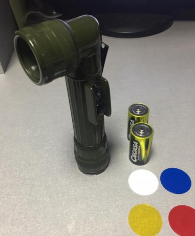 Se vende linterna ejército español/ejército de Tierra, años 80/90, nueva, con filtros de colores, pilas 10