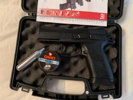 Buenos días compis,

Por entrada de una pieza debe salir esta.

Se trata de una Ceskà CZ 75 Duty Blowback 02