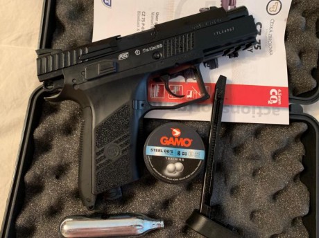 Buenos días compis,

Por entrada de una pieza debe salir esta.

Se trata de una Ceskà CZ 75 Duty Blowback 00