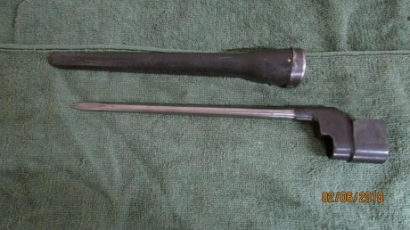 Buenas vendo tres bayonetas del enfield, cada una con una funda diferente, en muy  buen estado, si alguien 02