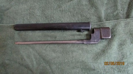 Buenas vendo tres bayonetas del enfield, cada una con una funda diferente, en muy  buen estado, si alguien 20