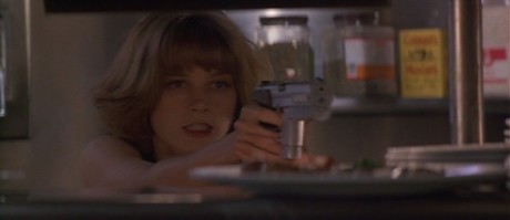 Compañeros,

En vista de las ganas de algunos (Elcafe, Wilcow, Vrakk, etc) por adivinar armas de películas 10
