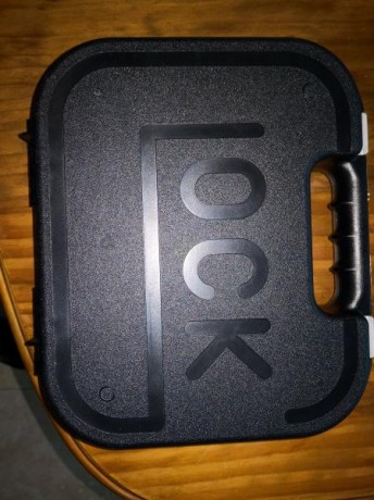 Vendo Glock 17 GEN4 9mm, en perfecto estado, con 2 cargadores y maletin, guiada en A.
Precio: 450 Euros. 02