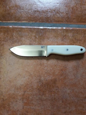 Cuchillo de supervivencia y bushcraft fabricado por Manuel de la Torre, en acero Bohler N690Co y cachas 02