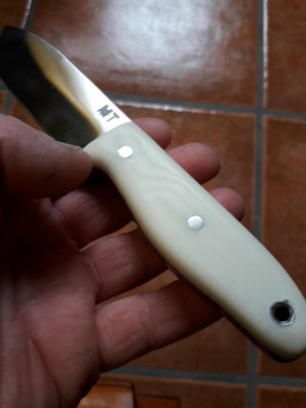 Cuchillo de supervivencia y bushcraft fabricado por Manuel de la Torre, en acero Bohler N690Co y cachas 01