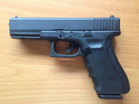 VENDO GLOCK 22 GEN4 calibre 40sw. 
Único propietario, comprada nueva en Armería Marcos. 
Muy poco uso. 01