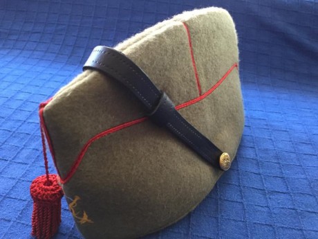 Se vende chapiri de la Legión, nuevo, de formación, talla grande, interior de cuero y exterior con pelo 01