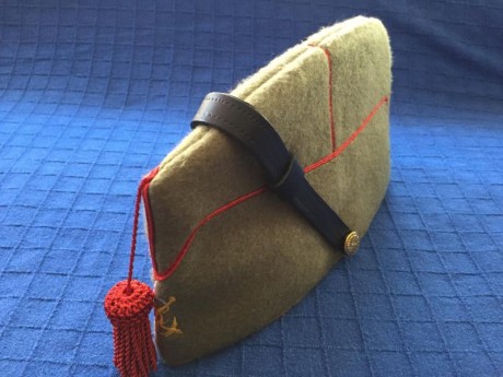 Se vende chapiri de la Legión, nuevo, de formación, talla grande, interior de cuero y exterior con pelo 00