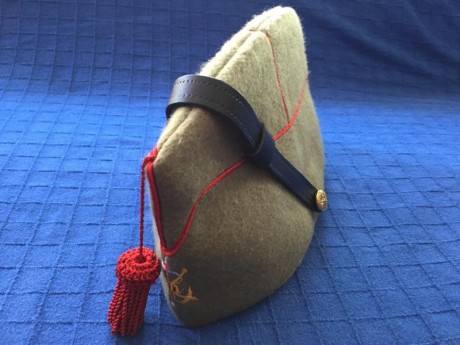 Se vende chapiri de la Legión, nuevo, de formación, talla grande, interior de cuero y exterior con pelo 11