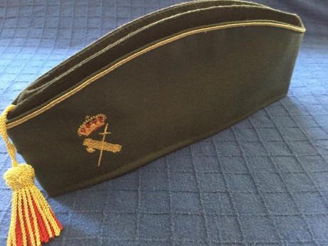 Se vende gorro cuartelero de la Guardia Civil de oficial, nuevo, de calidad interior de cuero y raso. 00