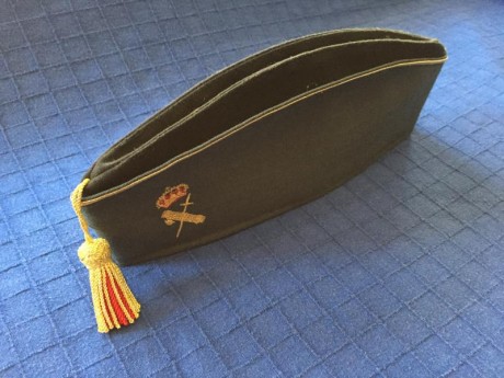 Se vende gorro cuartelero de la Guardia Civil de oficial, nuevo, de calidad interior de cuero y raso. 11