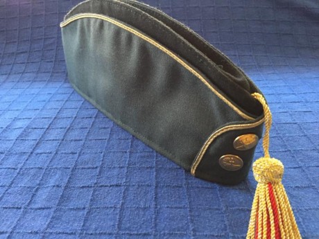 Se vende gorro cuartelero de la Guardia Civil de oficial, nuevo, de calidad interior de cuero y raso. 10