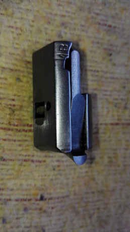 Se vende esta excepcional pistola en estado perfecto con dos cargadores, tres buffer de recambio, tres 12