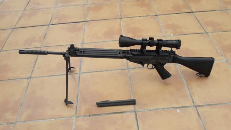 Vendo un FN FAL fabricado por Steyr. 
Calibre 307.
Lleva dos cargadores y regleta weaber para visor. Ademas 92