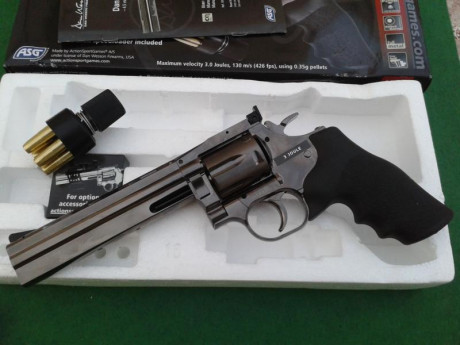 Me refiero al material de construcción.

Ya no pido la calidad del ME Peacemaker brocock que es todo acero 21