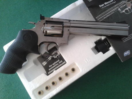 Me refiero al material de construcción.

Ya no pido la calidad del ME Peacemaker brocock que es todo acero 20