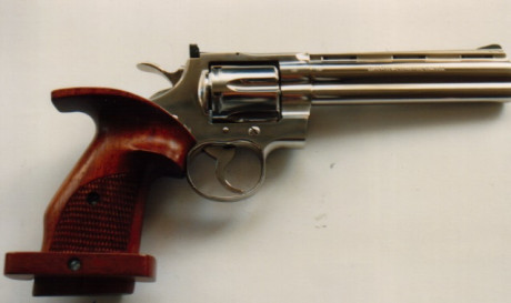 Me refiero al material de construcción.

Ya no pido la calidad del ME Peacemaker brocock que es todo acero 40
