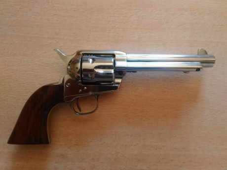Me refiero al material de construcción.

Ya no pido la calidad del ME Peacemaker brocock que es todo acero 71