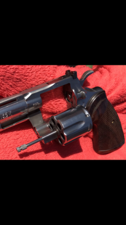Mi amigo Jacinto vende su revólver Colt Python, el Rolls Roy e de los revólveres, cuatro pulgadas de cañón 02