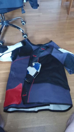 Chaqueta de tiro talla 32 y guante para tipo. 
 El precio es 100€ por todo 
Escribir a jaume@jaumeguinot.com 00