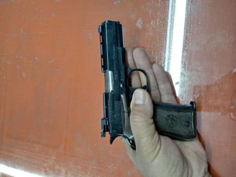 Vendo esta preciosidad de pistola Guiada en F
en su caja original manual de instrucciones y un cargador
calibre 60