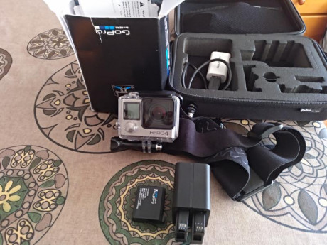 Vendemos por no utilizar este pack de cámara GoPRo Hero 4 con caja original carcasa de proteccion y maletín 02