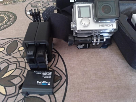 Vendemos por no utilizar este pack de cámara GoPRo Hero 4 con caja original carcasa de proteccion y maletín 01