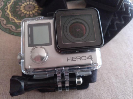 Vendemos por no utilizar este pack de cámara GoPRo Hero 4 con caja original carcasa de proteccion y maletín 00