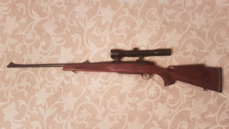 Es del calibre 300 de cerrojo. Visor Zeiss Diavari Z 1.5-6x42 con monturas Apel. Esta muy cuidado y se 02
