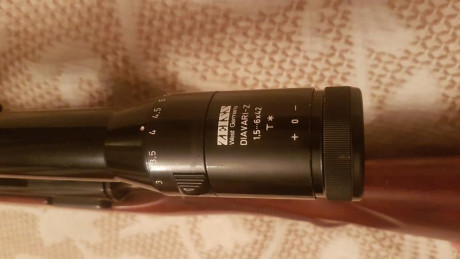 Es del calibre 300 de cerrojo. Visor Zeiss Diavari Z 1.5-6x42 con monturas Apel. Esta muy cuidado y se 00