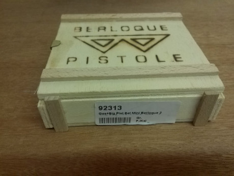 Conjunto de pistola(ver fotos), pistones y bengalas.
Util para señalar alarma o pedir ayuda.
Como Nuevo.
Tamaño 02