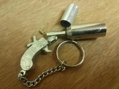 Conjunto de pistola(ver fotos), pistones y bengalas.
Util para señalar alarma o pedir ayuda.
Como Nuevo.
Tamaño 00