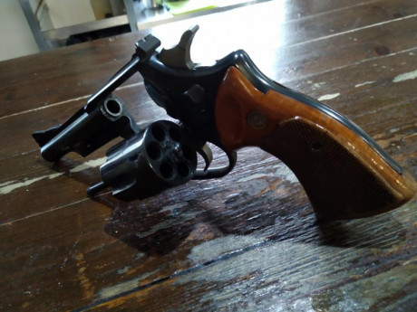 Busco pistolas cal 22, 6,35, ó 9corto en Libro.

Armscord vendida 00