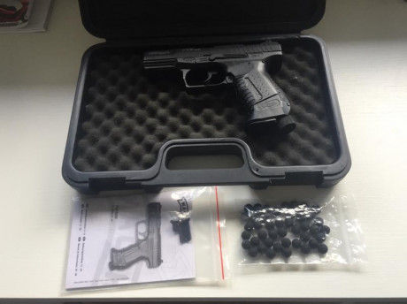 Vendo pistola Walther p99 calibre .43 de CO2 RAM. Muy similar a la real. Incluye maletin, 4 cartuchos 00